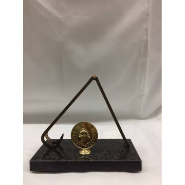 Troféu [estatueta] com escada e símbolo redondo em dourado .  mede de altura 18cm , e de largura  20cm 