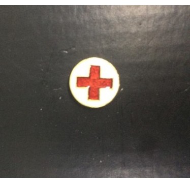 Pin de metal da Cruz vermelha com fundo branco 