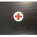 Pin de metal da Cruz vermelha com fundo branco 